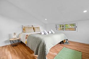 una camera da letto bianca con un letto e una finestra di Petit Campanário a Campanário