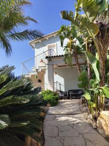 una casa con un passaggio pedonale davanti di Brezza di Levante a Calabernardo