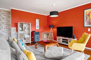 un soggiorno con un divano e una TV di Petit Campanário a Campanário