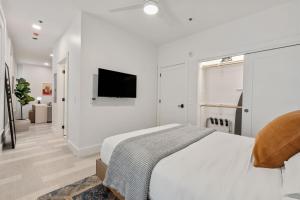 Llit o llits en una habitació de The Continental, powered by Placemakr - Downtown - Market Square