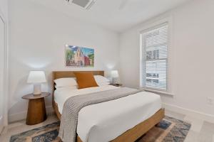 Llit o llits en una habitació de The Continental, powered by Placemakr - Downtown - Market Square