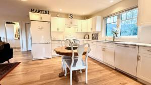 Una cocina o zona de cocina en Seagull Studio Vacation Suite