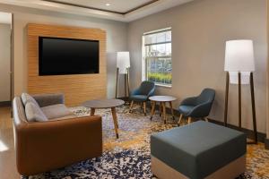 Zona de estar de TownePlace Suites by Marriott Ontario Airport