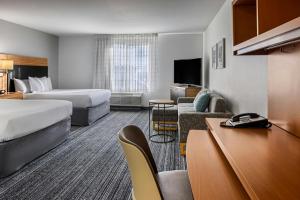 una habitación de hotel con dos camas y un sofá en TownePlace Suites by Marriott Ontario Airport, en Rancho Cucamonga 29 fotos más