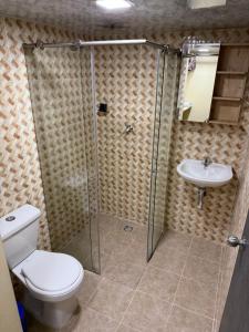 Koupelna v ubytování Casa hotel la 33 + 37 fotografií