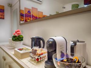 een aanrecht met een koffiezetapparaat op een aanrecht bij Sunny Guest House in Rome