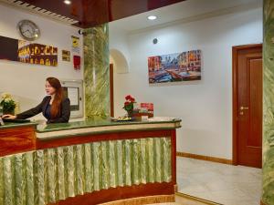 een vrouw aan de balie van een restaurant bij Sunny Guest House in Rome