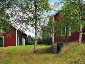 Garden sa labas ng 4 person holiday home in JÄRVSÖ-By Traum