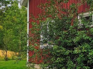 Garden sa labas ng 4 person holiday home in JÄRVSÖ-By Traum