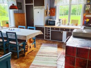 Kitchen o kitchenette sa 4 person holiday home in JÄRVSÖ-By Traum