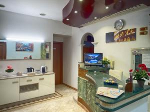 een kamer met een keuken met een aanrecht bij Sunny Guest House in Rome