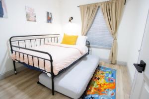 Dormitorio infantil con litera y ventana en Beautiful Family Home Mins to Lackland, en San Antonio