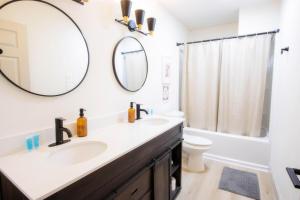 Un baño con dos lavabos y un espejo. en Beautiful Family Home Mins to Lackland, en San Antonio 15 fotos más