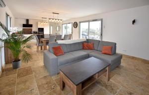 a living room with a couch and a table at 3 Bedroom Cozy Home In Mormoiron in Mormoiron