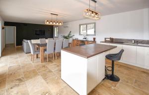 a kitchen and living room with a table and chairs at 3 Bedroom Cozy Home In Mormoiron in Mormoiron