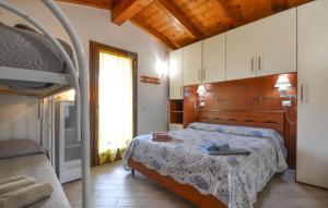 1 Bedroom Lovely Home In Viddalba في Viddalba: غرفة نوم بها سرير في غرفة بها نافذة