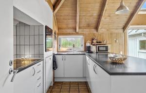 Kuchyň nebo kuchyňský kout v ubytování Lovely Home In Fjerritslev With Sauna