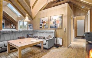 Ruang duduk di Lovely Home In Fjerritslev With Sauna
