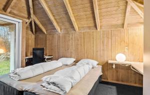 Katil atau katil-katil dalam bilik di Lovely Home In Fjerritslev With Sauna