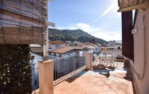 ein Balkon mit Tisch und Blick auf eine Stadt in der Unterkunft Amazing Apartment In Santa Maria Di Castell in Santa Maria di Castellabate