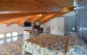 ein Schlafzimmer mit einem Bett in einem Zimmer mit Holzdecken in der Unterkunft Amazing Apartment In Santa Maria Di Castell in Santa Maria di Castellabate