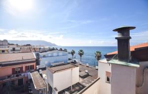 Blick auf das Meer von den Dächern der Gebäude in der Unterkunft Amazing Apartment In Santa Maria Di Castell in Santa Maria di Castellabate