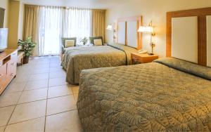 Una habitación de hotel con dos camas y un televisor. en Royale Beach and Tennis Club, en South Padre Island 30 fotos más