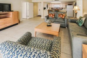 una sala de estar con un sofá y una mesa en Royale Beach and Tennis Club, en South Padre Island