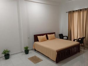 Voodi või voodid majutusasutuse Pinnawala Elephant Front View Hotel toas
