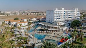 Piscine de l'établissement Lordos Beach Hotel & Spa ou située à proximité