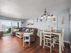 una sala de estar con un sofá y una mesa en Starboard Light 7, en Ormond Beach 37 fotos más