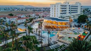 une vue aérienne d'un complexe avec piscine dans l'établissement Lordos Beach Hotel & Spa, à Larnaka