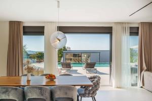 una sala da pranzo con tavolo e sedie di Villa Freedom with heated pool and tennis court a Mala Čista