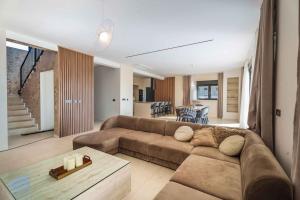 un soggiorno con un divano e un tavolo di Villa Freedom with heated pool and tennis court a Mala Čista