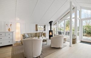 Posezení v ubytování Stunning Home In Dronningmølle