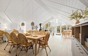 Posezení v ubytování Stunning Home In Dronningmølle