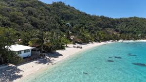 波拉波拉Matira Lagoon的享有海滩空中美景,设有房屋