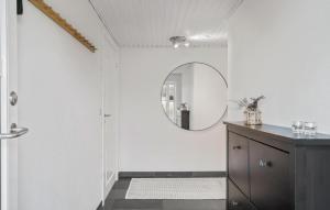 Un baño de Nice Home In Løgstrup With Wifi
