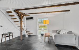 Un lugar para sentarse en Nice Home In Løgstrup With Wifi