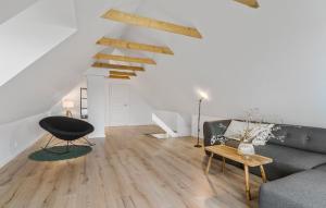 Un lugar para sentarse en Nice Home In Løgstrup With Wifi