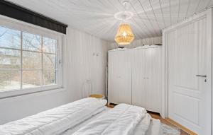 Una cama o camas en una habitación de Nice Home In Løgstrup With Wifi