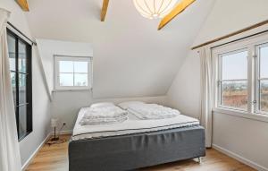 Una cama o camas en una habitación de Nice Home In Løgstrup With Wifi