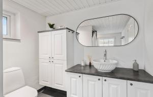 Un baño de Nice Home In Løgstrup With Wifi