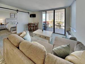 フォートマイヤーズビーチにあるLovers Key Beach Club 305のソファのあるリビングルームと寝室
