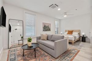Llit o llits en una habitació de The Continental, powered by Placemakr - Downtown - Market Square