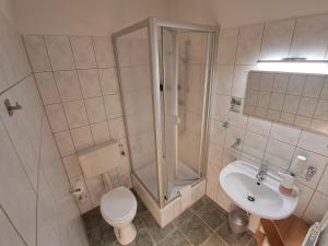Koupelna v ubytování Pension Kronenburghof + 19 fotografií