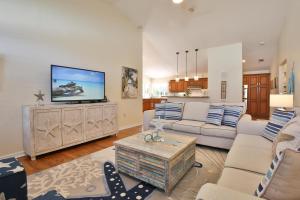 ブレーデントンにあるSeaside Sanctuaryのソファと薄型テレビのあるリビングルーム