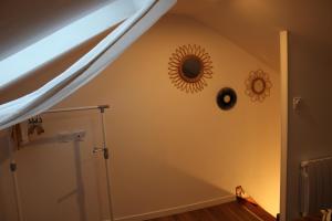 Una habitación con una escalera con dos espejos en la pared. en Acropole 2, en Cherbourg-en-Cotentin