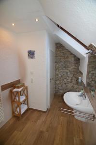 Koupelna v ubytování Ferienwohnung Lampertstal in Alendorf, Toskana der Eifel