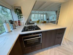 a kitchen with a stove and a counter top at Vakantiewoning Sunclass Durbuy Ardennen huisnummer 68 in Durbuy